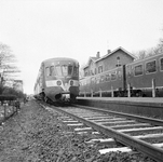 857309 Afbeelding van de kruising van twee diesel-electrische treinstellen DE 2 ( Blauwe Engel ) van de N.S. op het ...